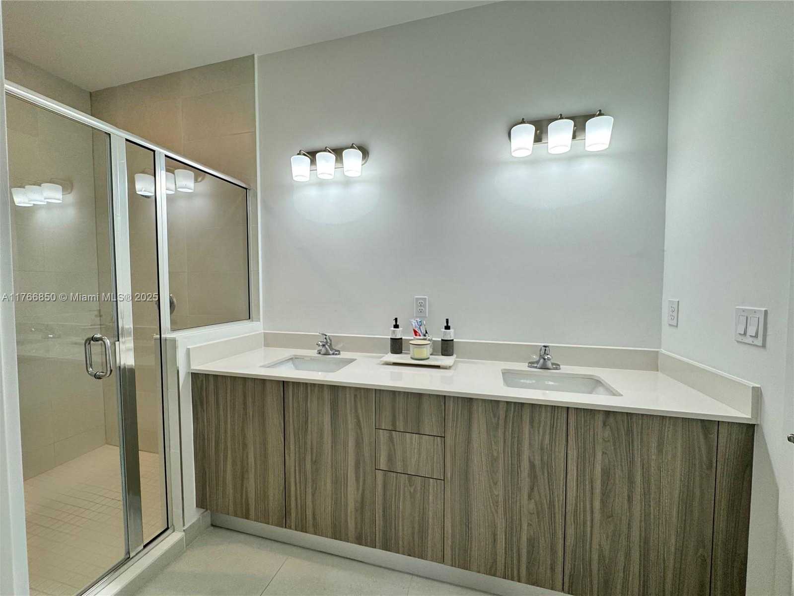 Small Image of 13627 SOUTH WEST 157TH CT, Miami Number 16