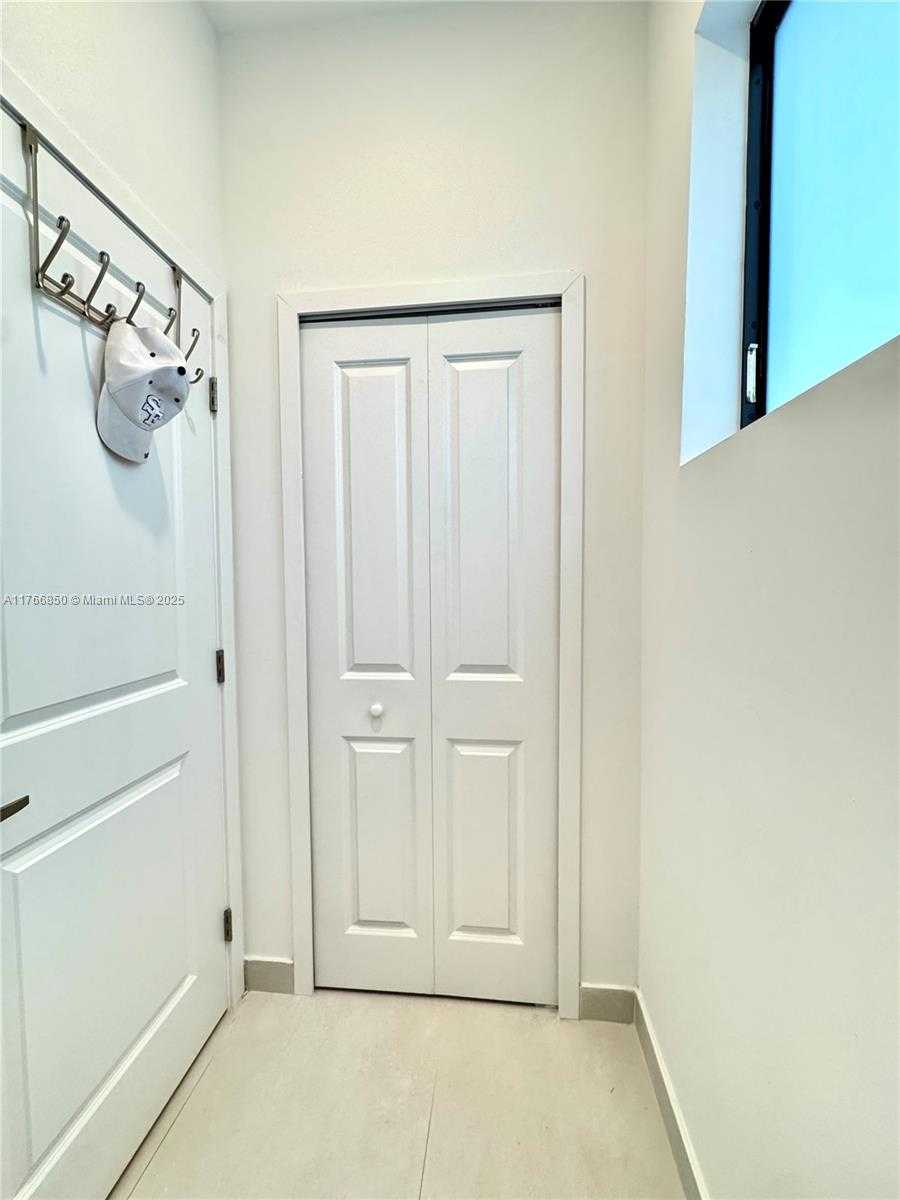 Small Image of 13627 SOUTH WEST 157TH CT, Miami Number 18