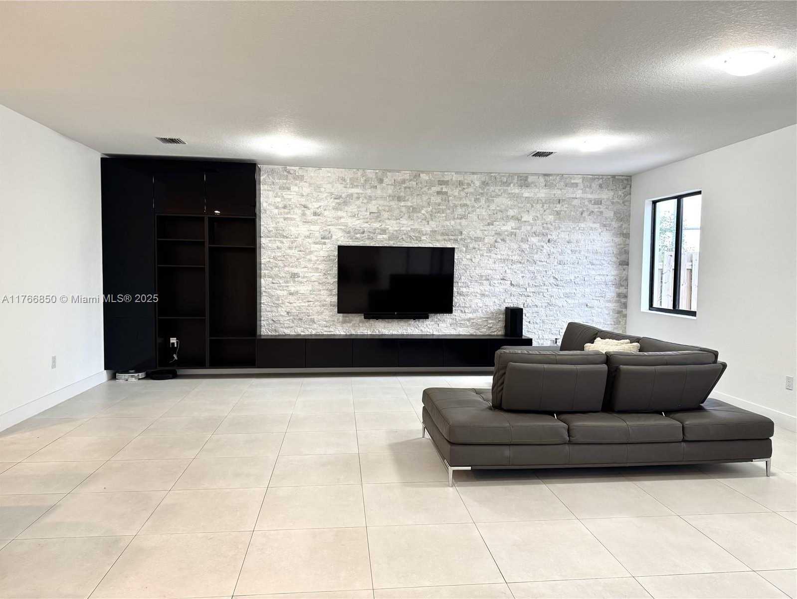 Small Image of 13627 SOUTH WEST 157TH CT, Miami Number 3