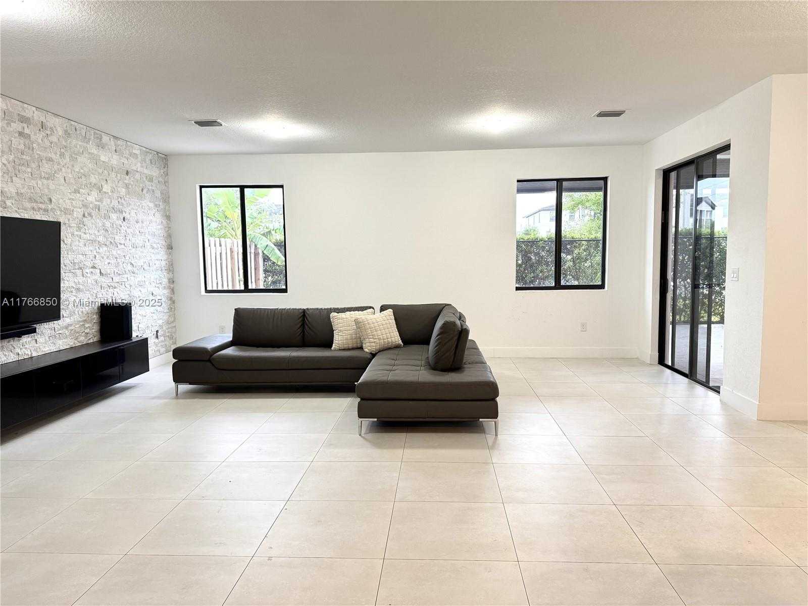 Small Image of 13627 SOUTH WEST 157TH CT, Miami Number 5