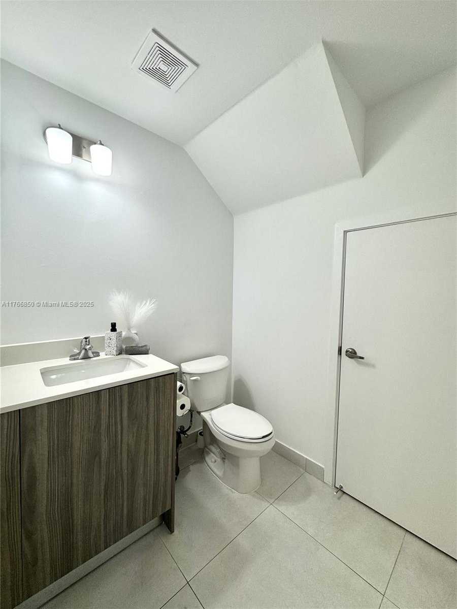 Small Image of 13627 SOUTH WEST 157TH CT, Miami Number 9