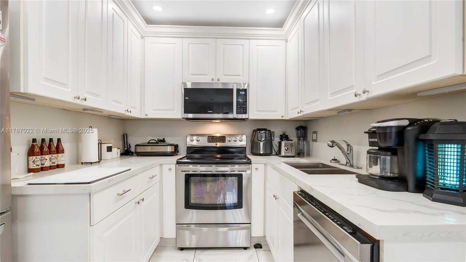 Small Image of 3120 SOUTH WEST 17TH ST, Fort Lauderdale Number 2