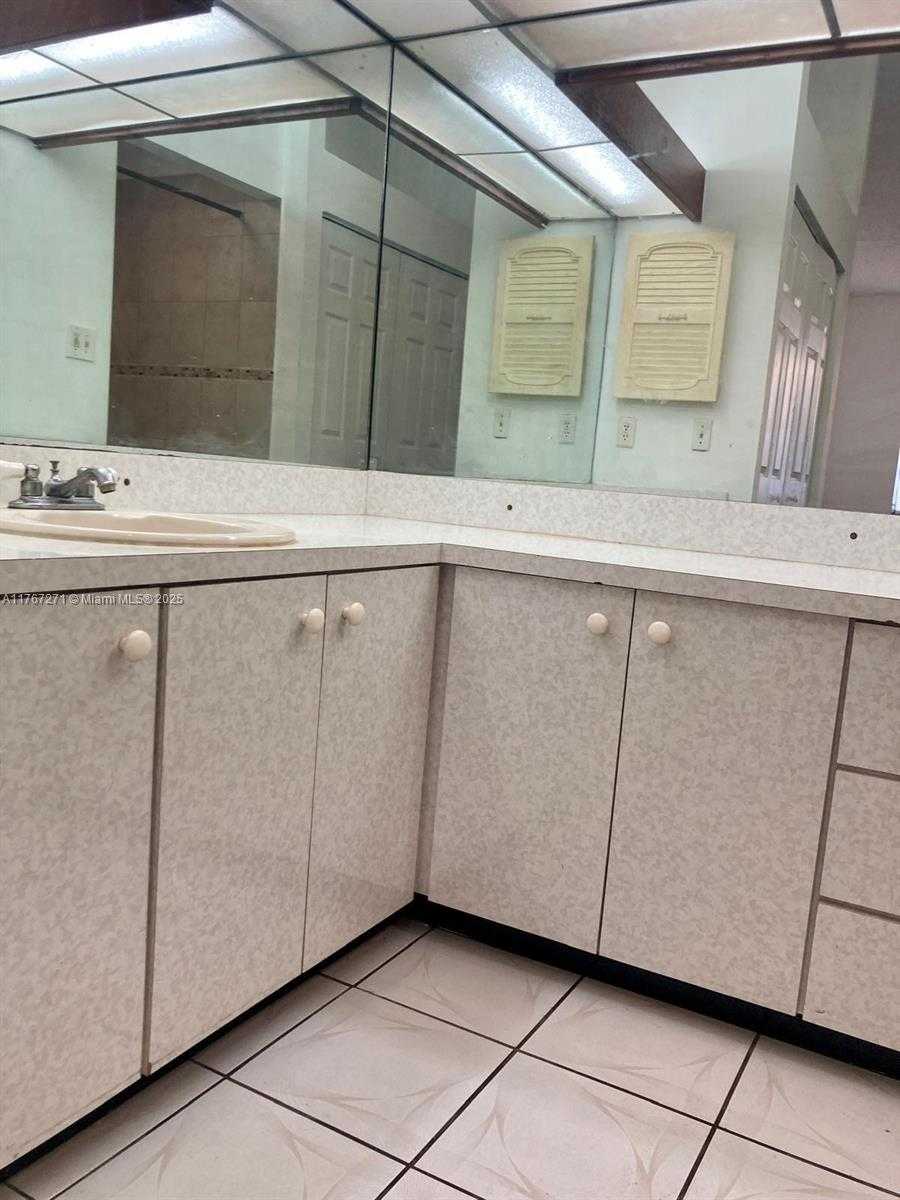 Small Image of 6736 NORTH WEST 192ND LN, Hialeah Number 5