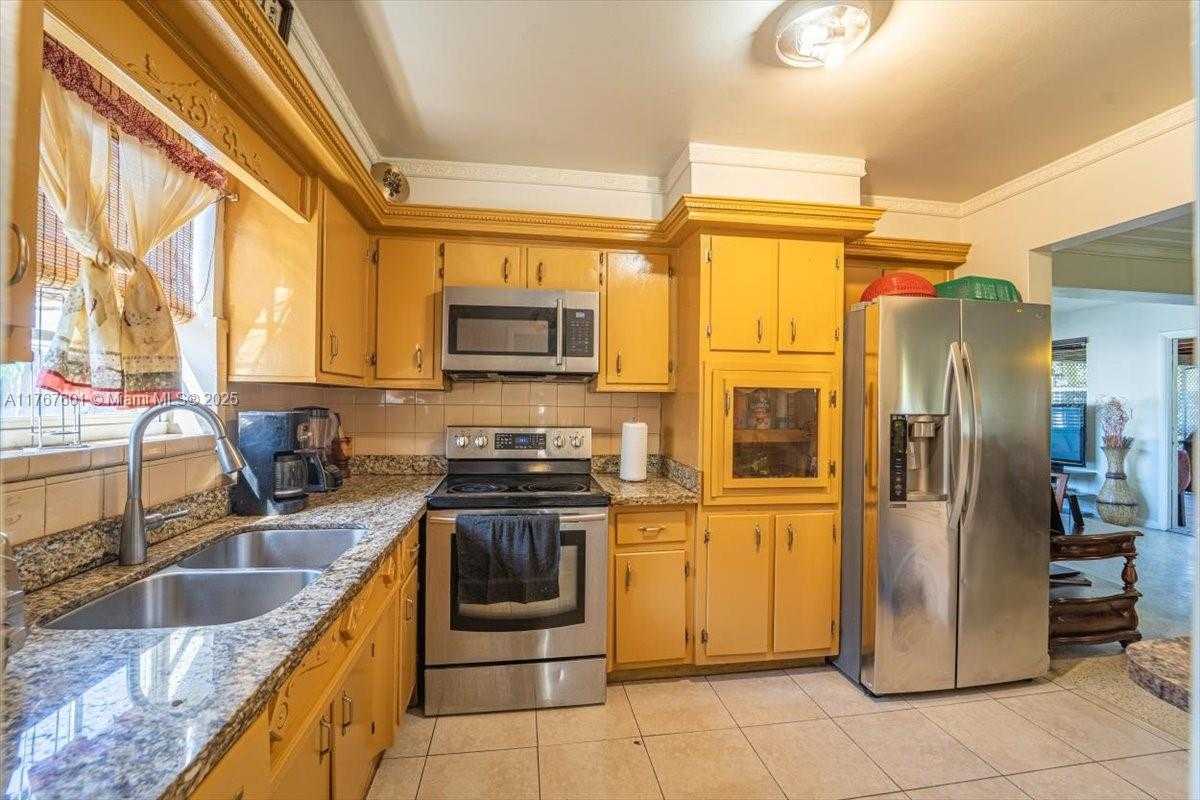 Small Image of 1300 SOUTH WEST 67TH WAY, Pembroke Pines Number 10
