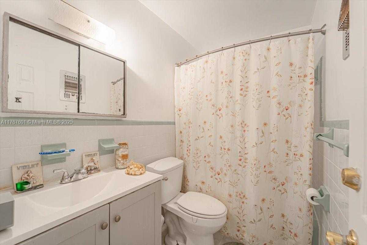 Small Image of 1300 SOUTH WEST 67TH WAY, Pembroke Pines Number 15