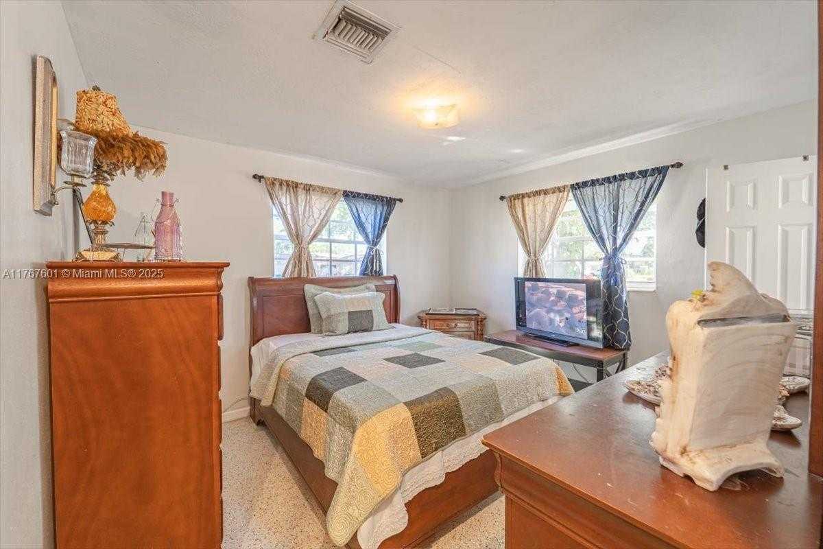 Small Image of 1300 SOUTH WEST 67TH WAY, Pembroke Pines Number 16