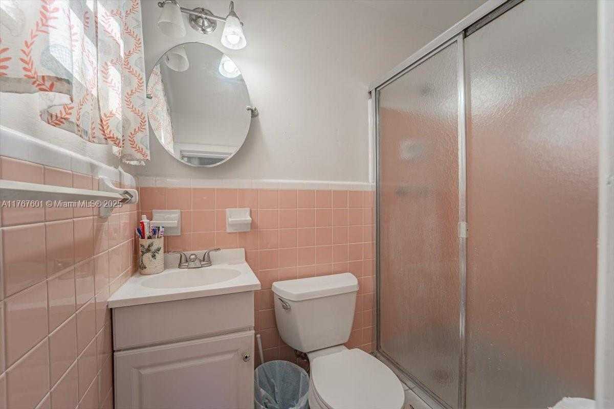 Small Image of 1300 SOUTH WEST 67TH WAY, Pembroke Pines Number 17