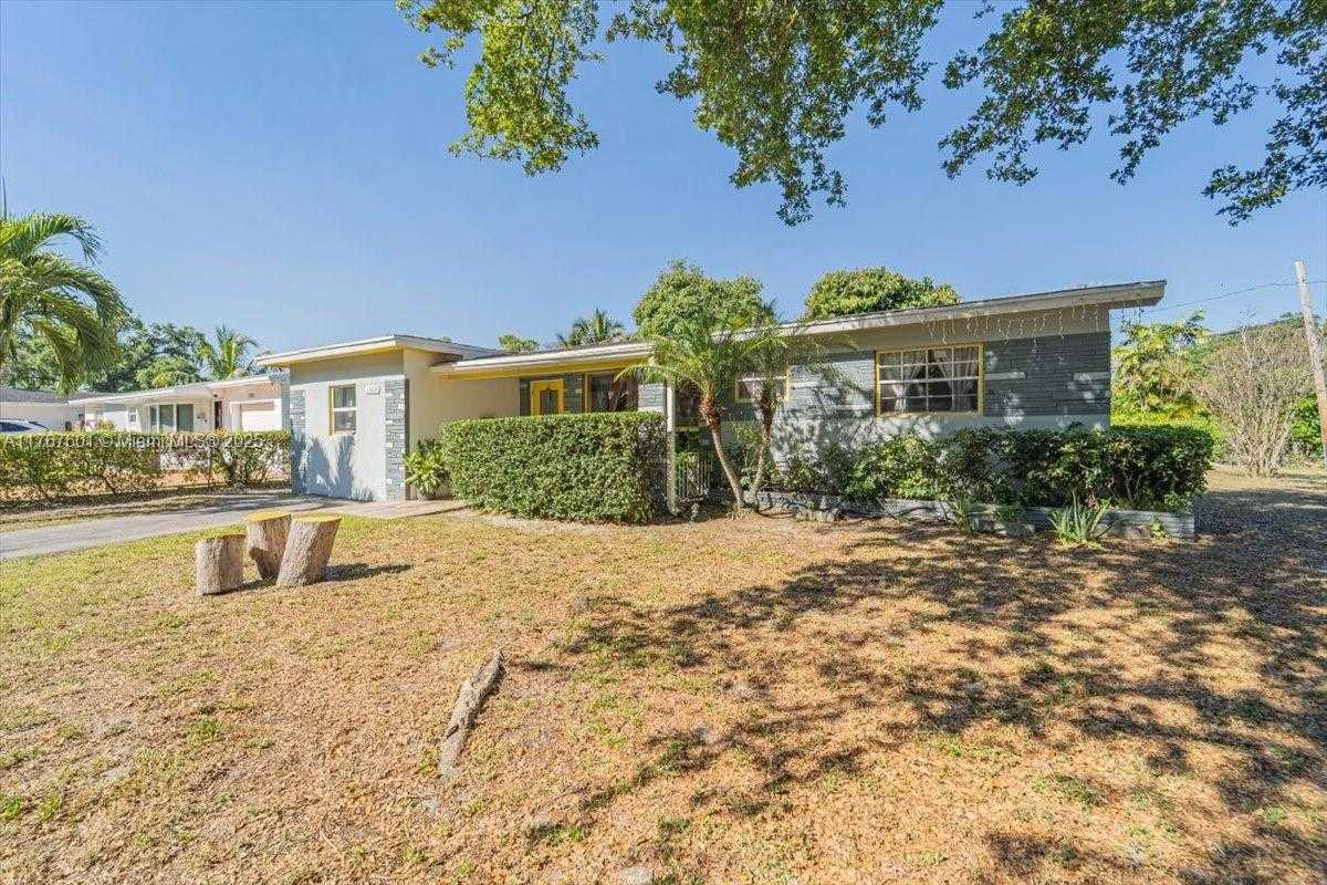 Small Image of 1300 SOUTH WEST 67TH WAY, Pembroke Pines Number 2
