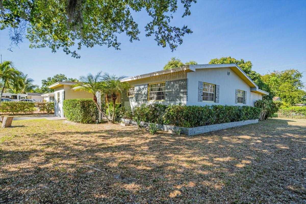 Small Image of 1300 SOUTH WEST 67TH WAY, Pembroke Pines Number 3