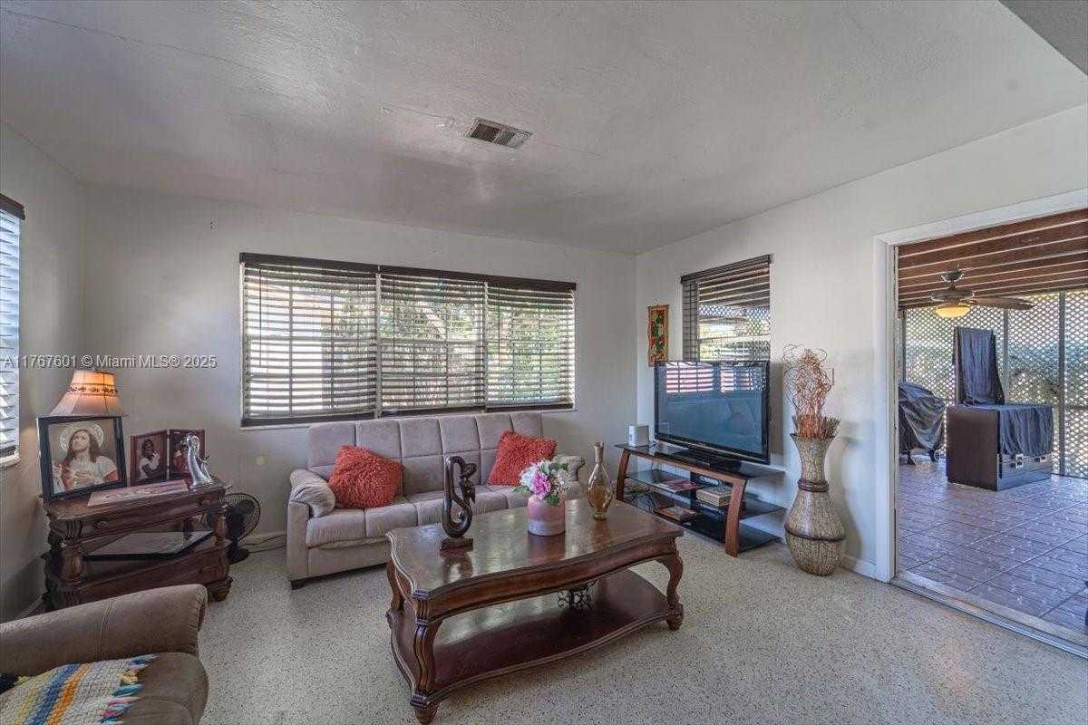 Small Image of 1300 SOUTH WEST 67TH WAY, Pembroke Pines Number 7