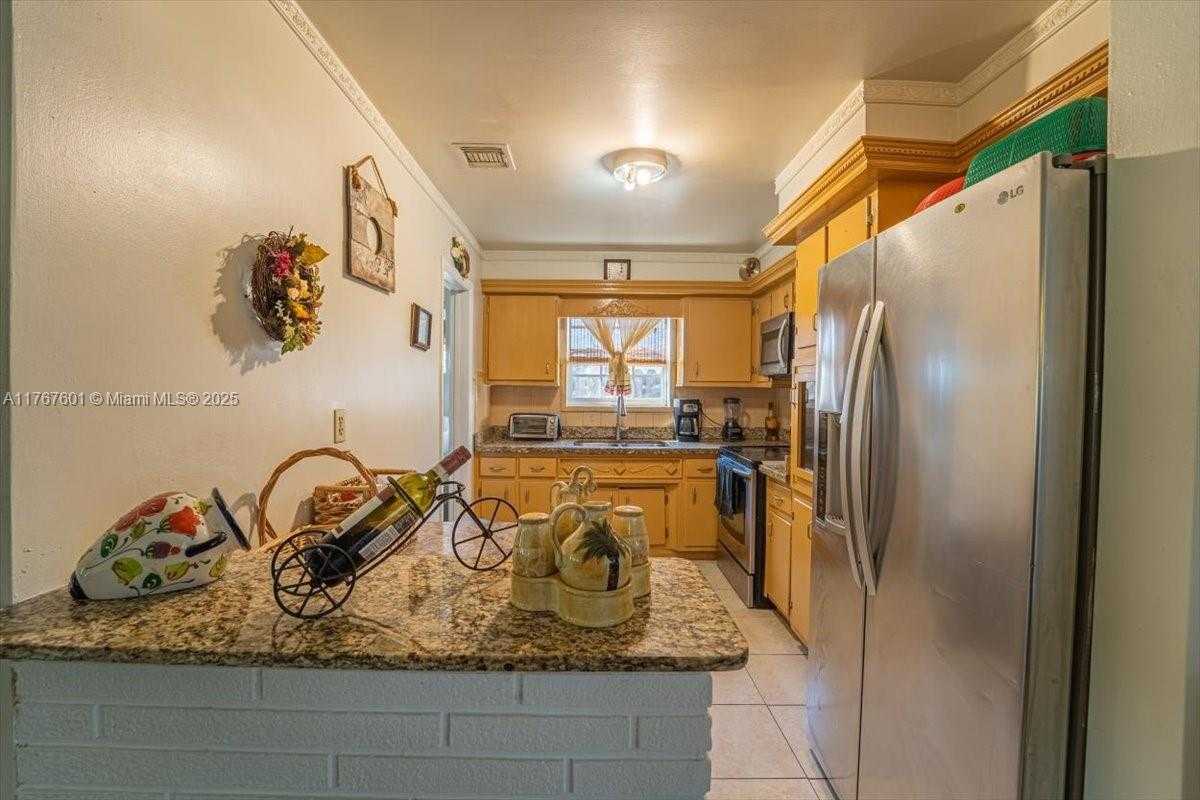 Small Image of 1300 SOUTH WEST 67TH WAY, Pembroke Pines Number 9