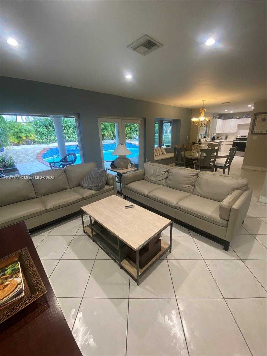 Small Image of 10355 NORTH WEST 45TH LN, Doral Number 3