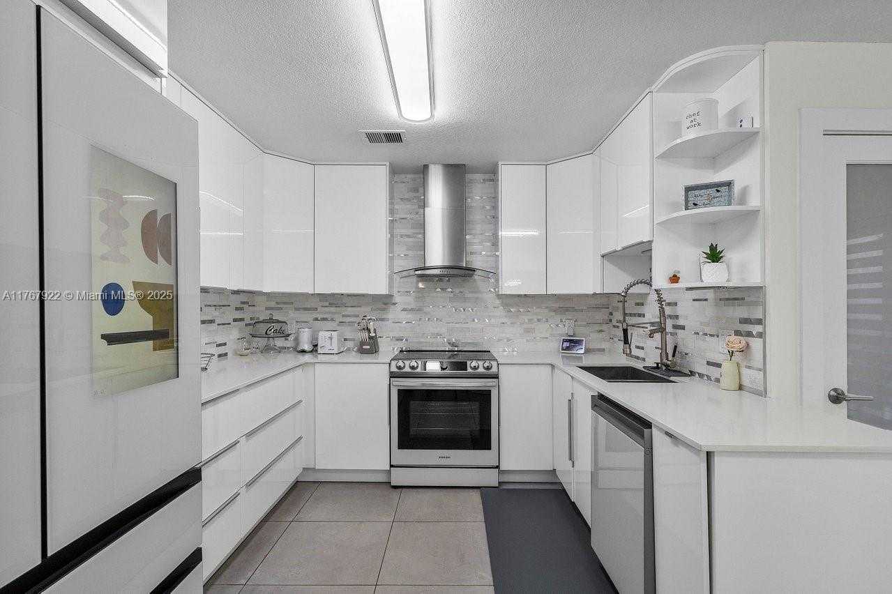 Small Image of 517 MISTY OAKS DR, Pompano Beach Number 24