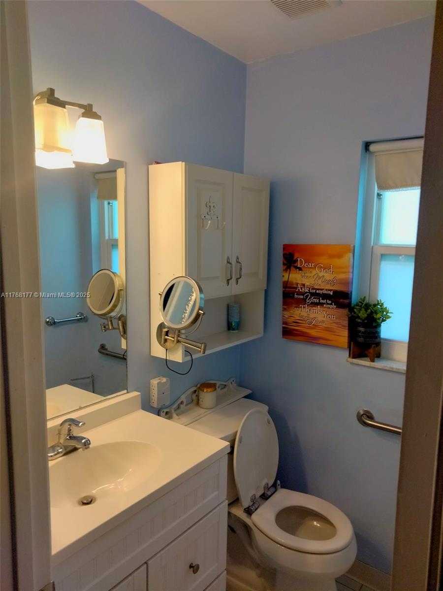 Small Image of 410 SOUTH WEST NATURA AVENUE, Deerfield Beach Number 26