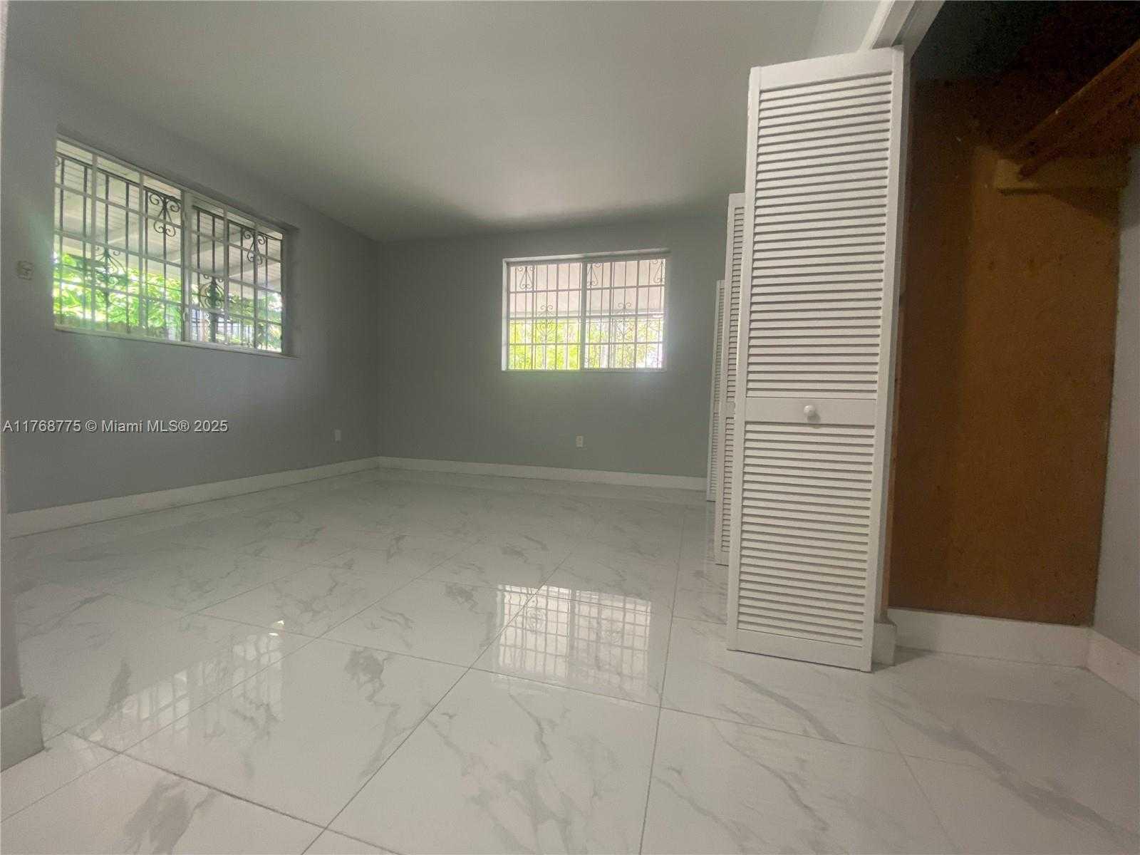 Small Image of 881 SOUTH EAST 8TH ST, Hialeah Number 2