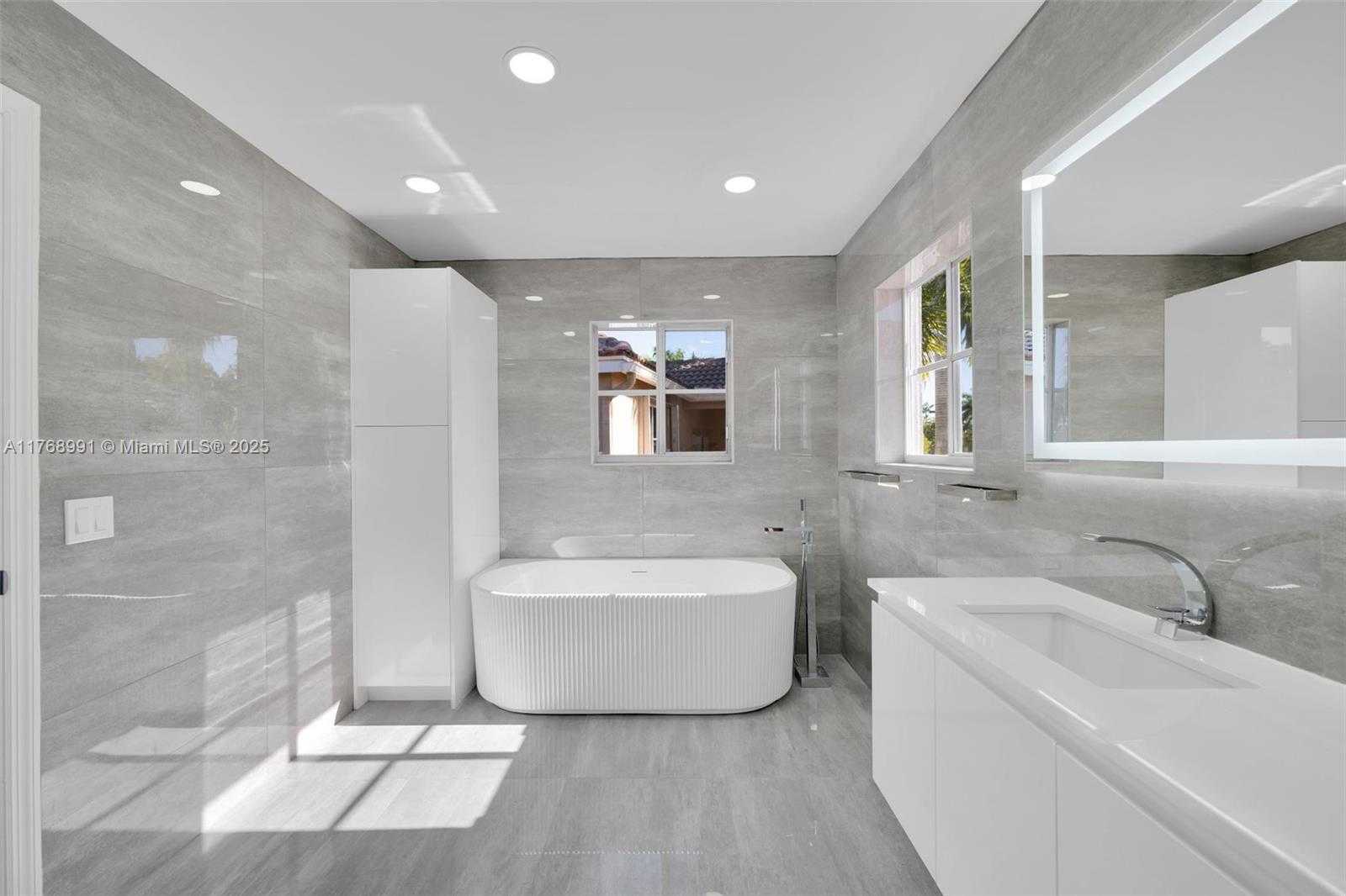 Small Image of 1170 CHENILLE CIR, Weston Number 32
