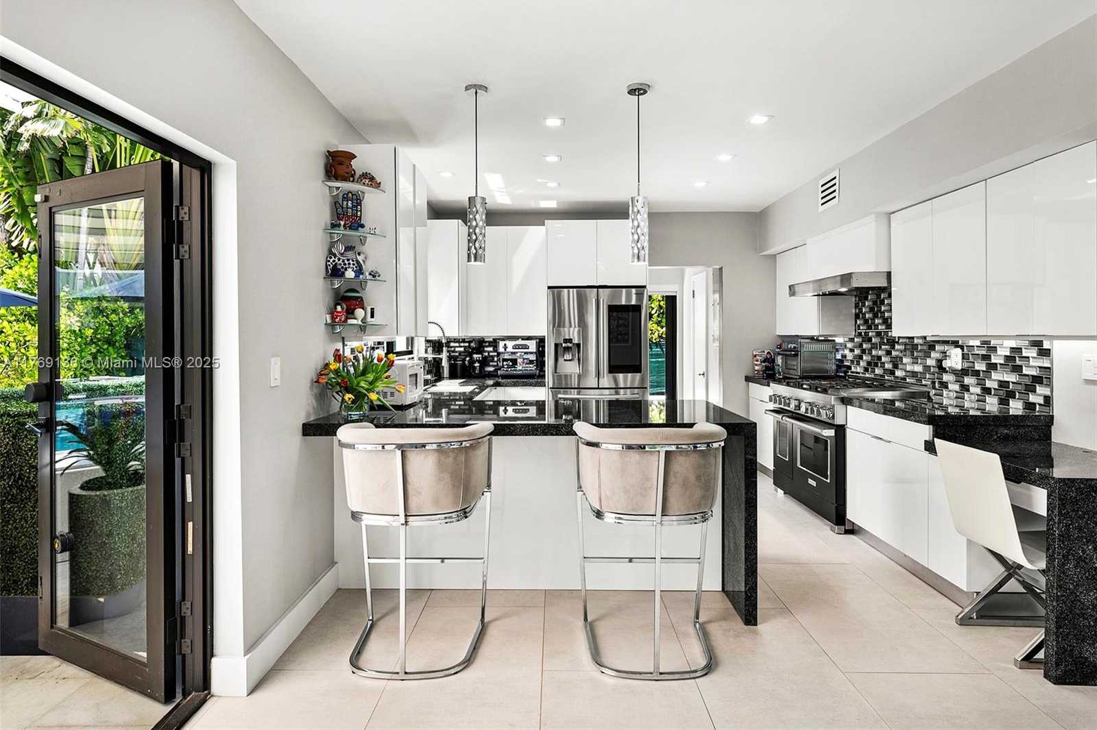 Small Image of 6166 PINE TREE DR, Miami Beach Number 11