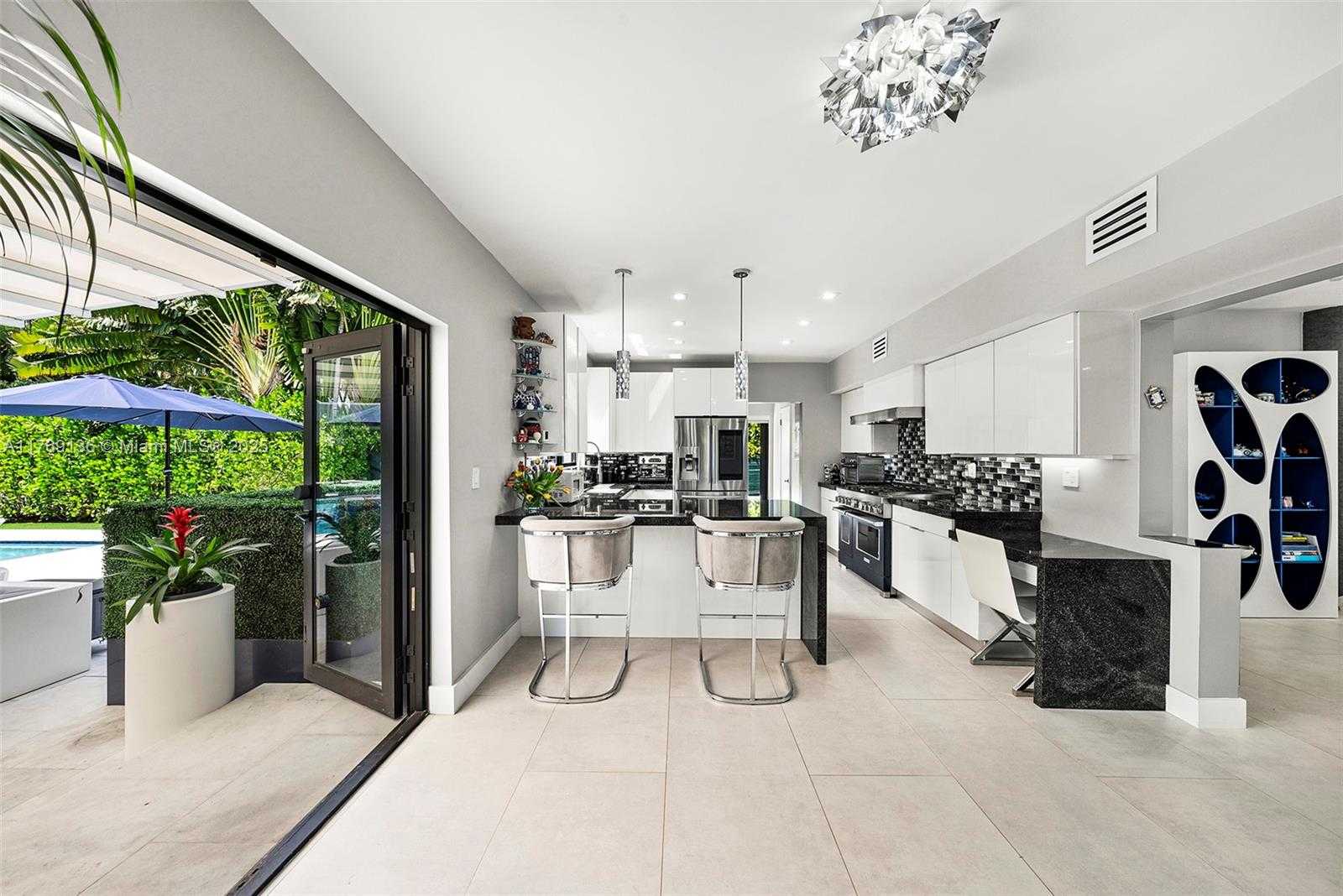 Small Image of 6166 PINE TREE DR, Miami Beach Number 12