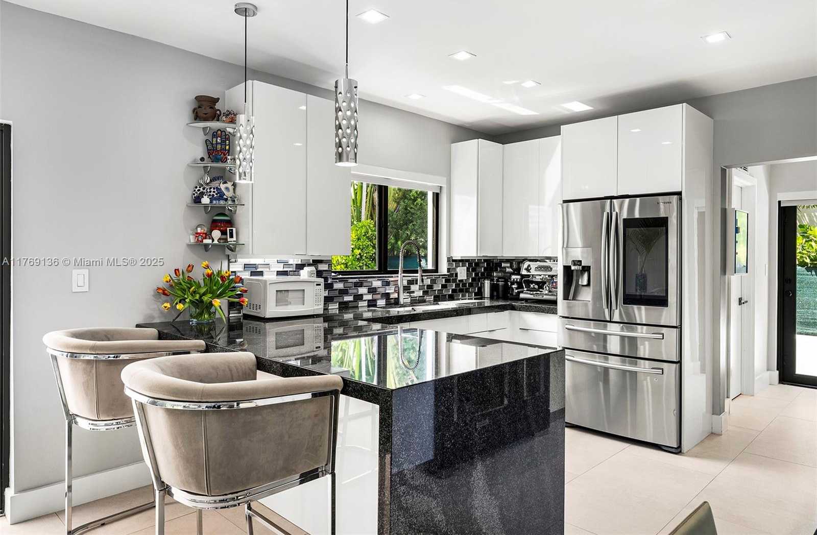 Small Image of 6166 PINE TREE DR, Miami Beach Number 13