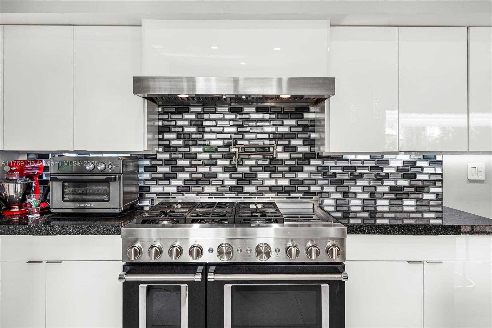 Small Image of 6166 PINE TREE DR, Miami Beach Number 16