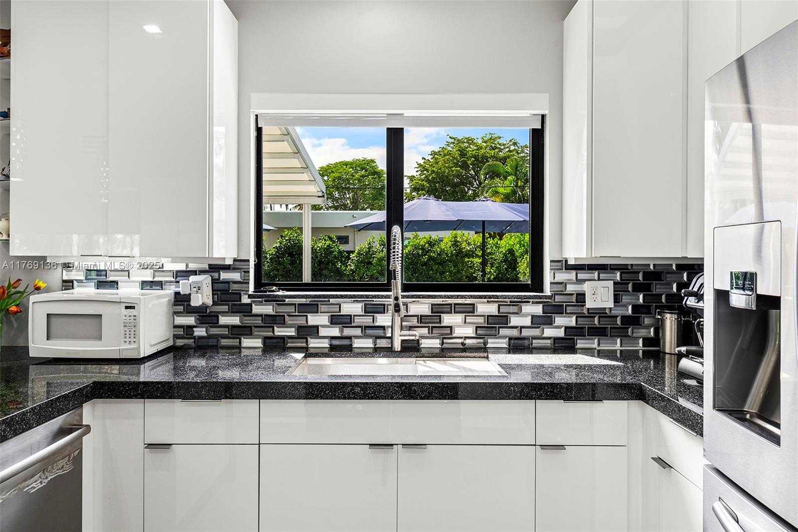 Small Image of 6166 PINE TREE DR, Miami Beach Number 18