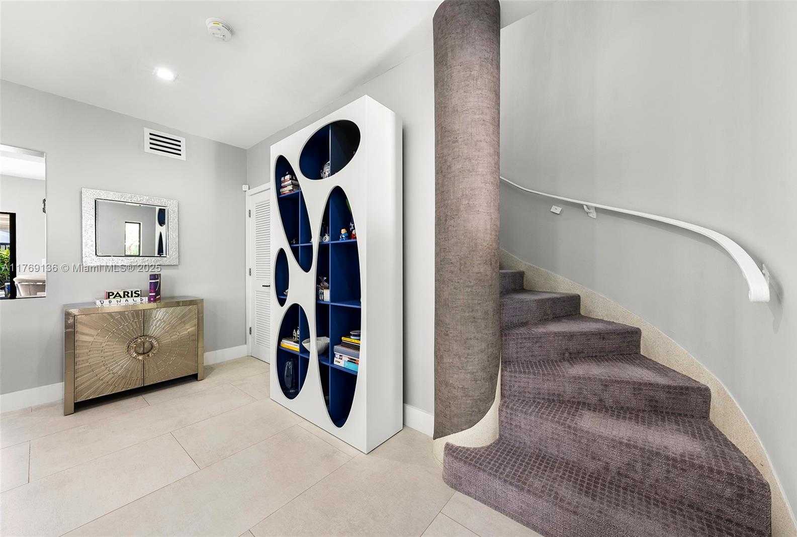 Small Image of 6166 PINE TREE DR, Miami Beach Number 3