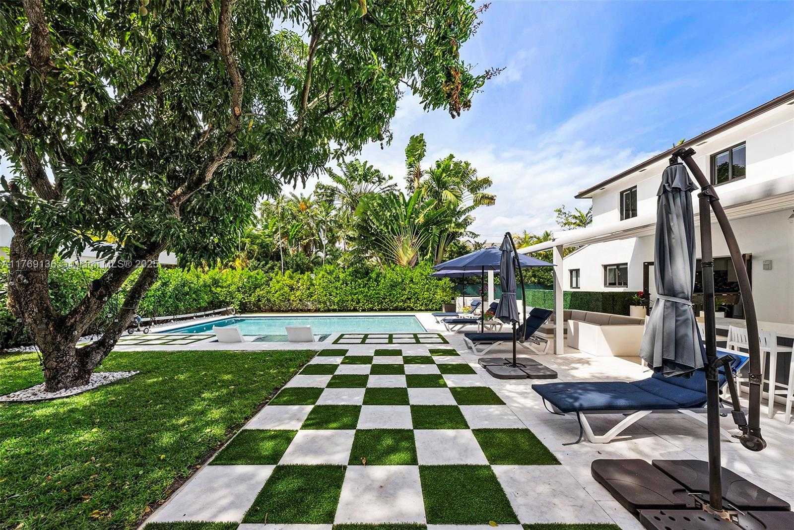 Small Image of 6166 PINE TREE DR, Miami Beach Number 36
