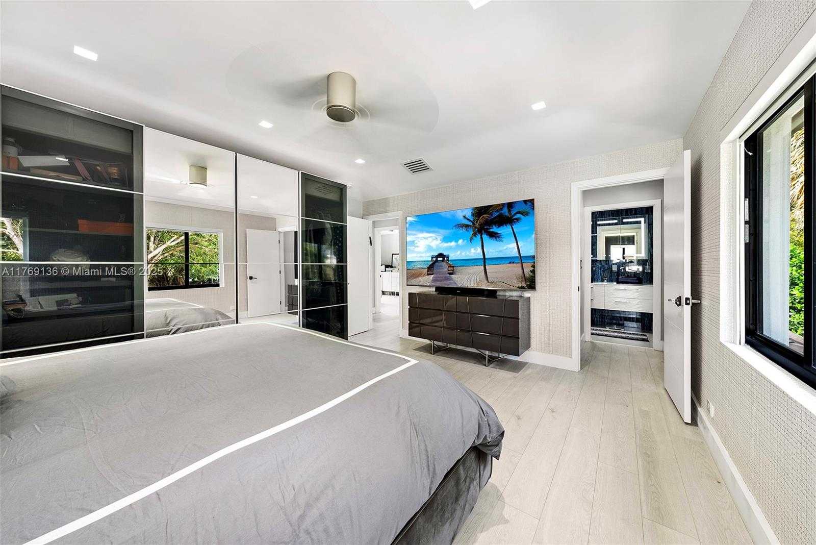 Small Image of 6166 PINE TREE DR, Miami Beach Number 39
