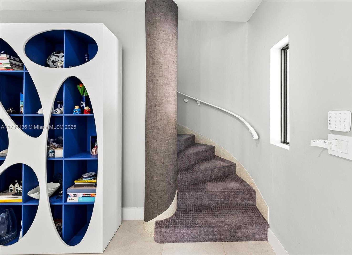 Small Image of 6166 PINE TREE DR, Miami Beach Number 4