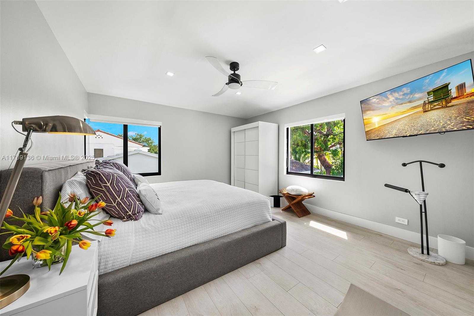 Small Image of 6166 PINE TREE DR, Miami Beach Number 43