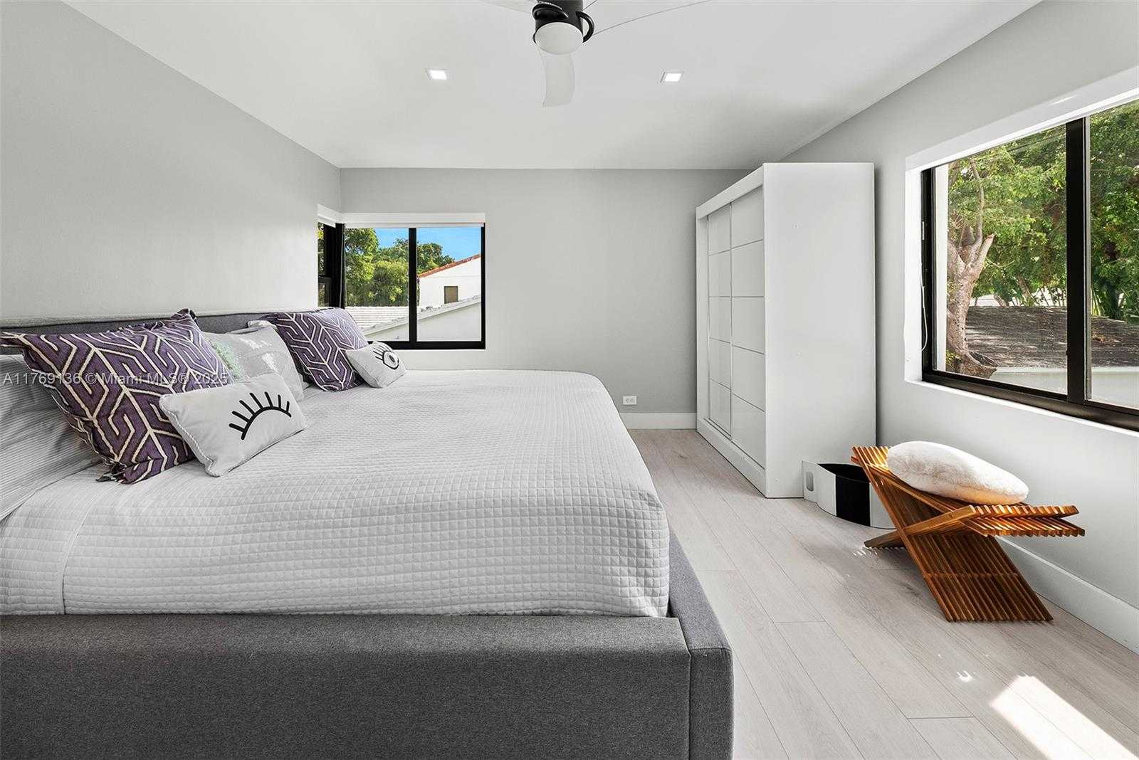 Small Image of 6166 PINE TREE DR, Miami Beach Number 44