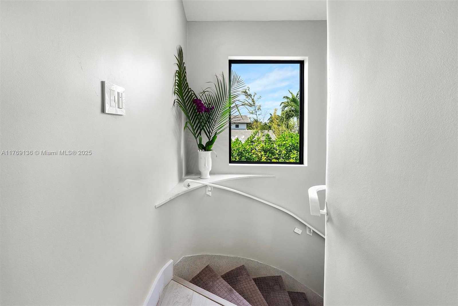 Small Image of 6166 PINE TREE DR, Miami Beach Number 5
