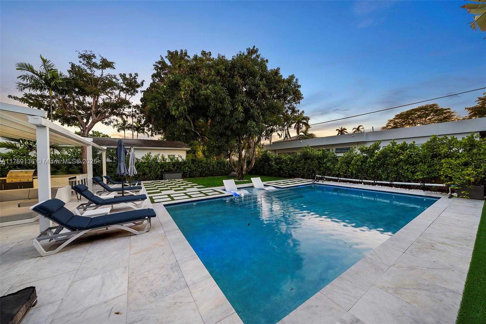 Small Image of 6166 PINE TREE DR, Miami Beach Number 55