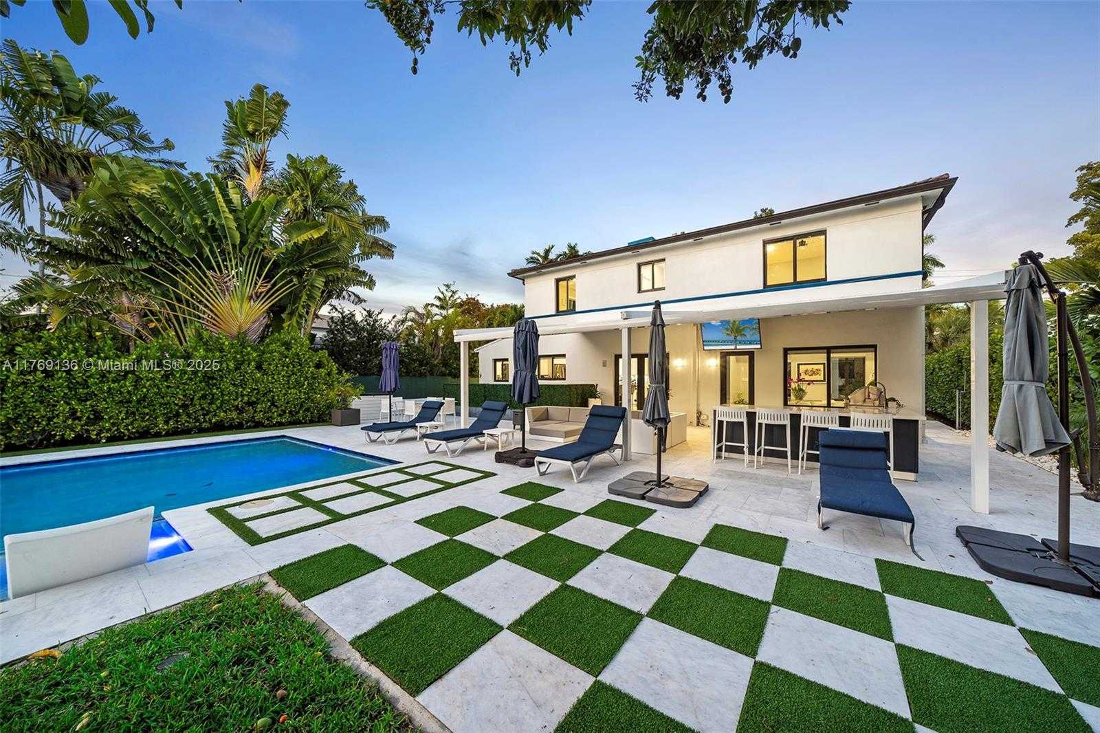 Small Image of 6166 PINE TREE DR, Miami Beach Number 56