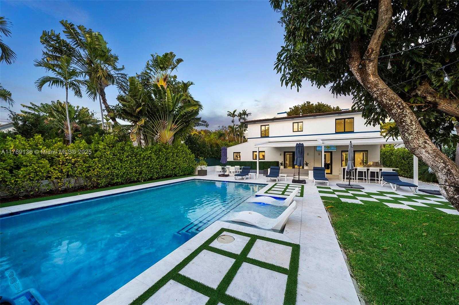 Small Image of 6166 PINE TREE DR, Miami Beach Number 57