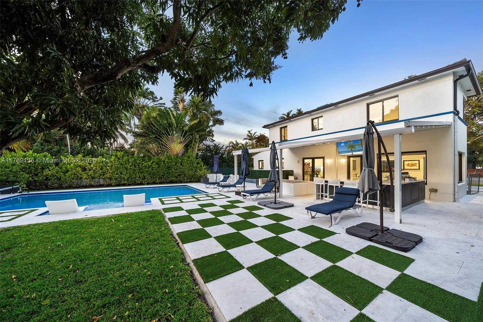 Small Image of 6166 PINE TREE DR, Miami Beach Number 63