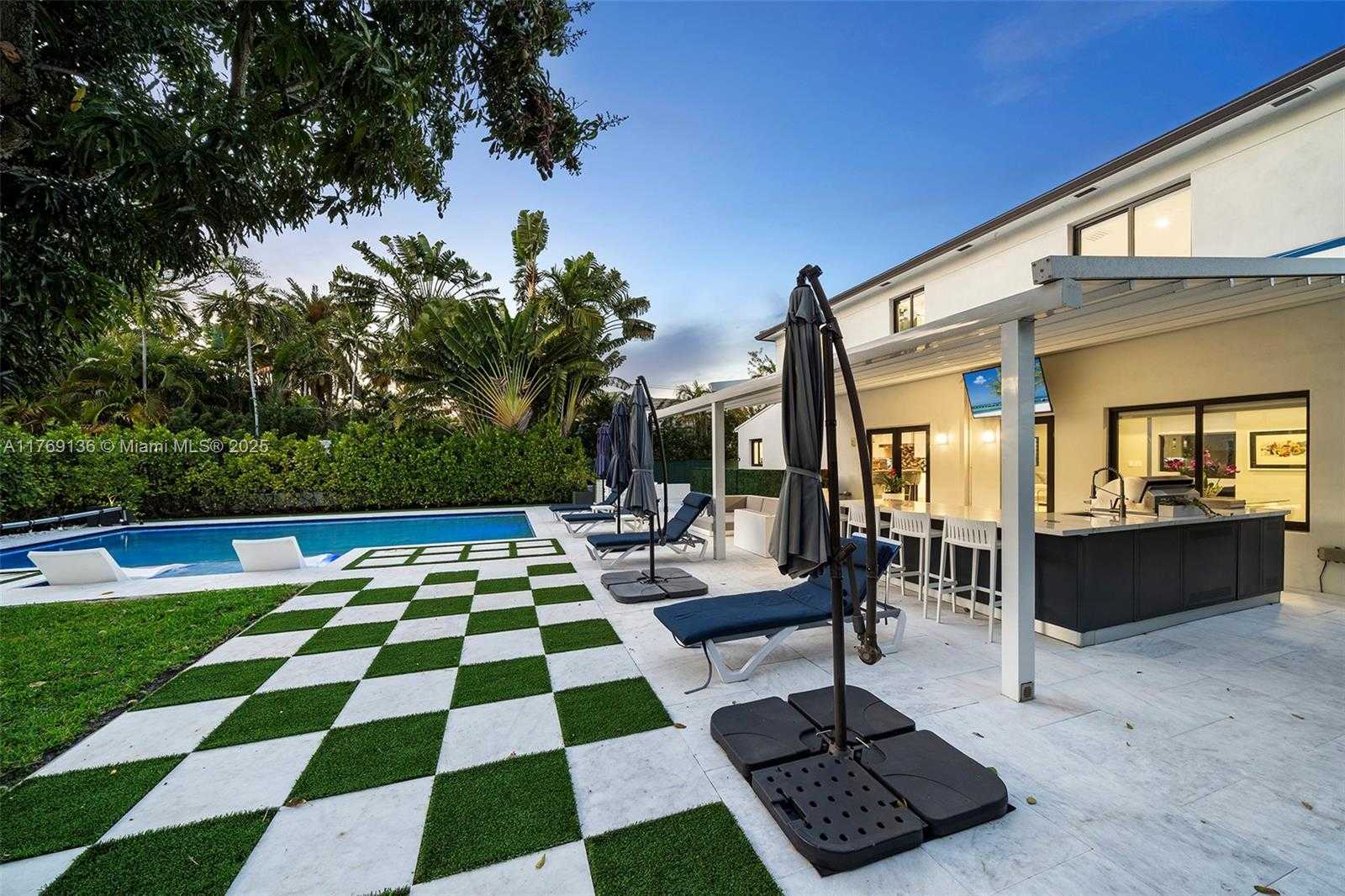Small Image of 6166 PINE TREE DR, Miami Beach Number 65