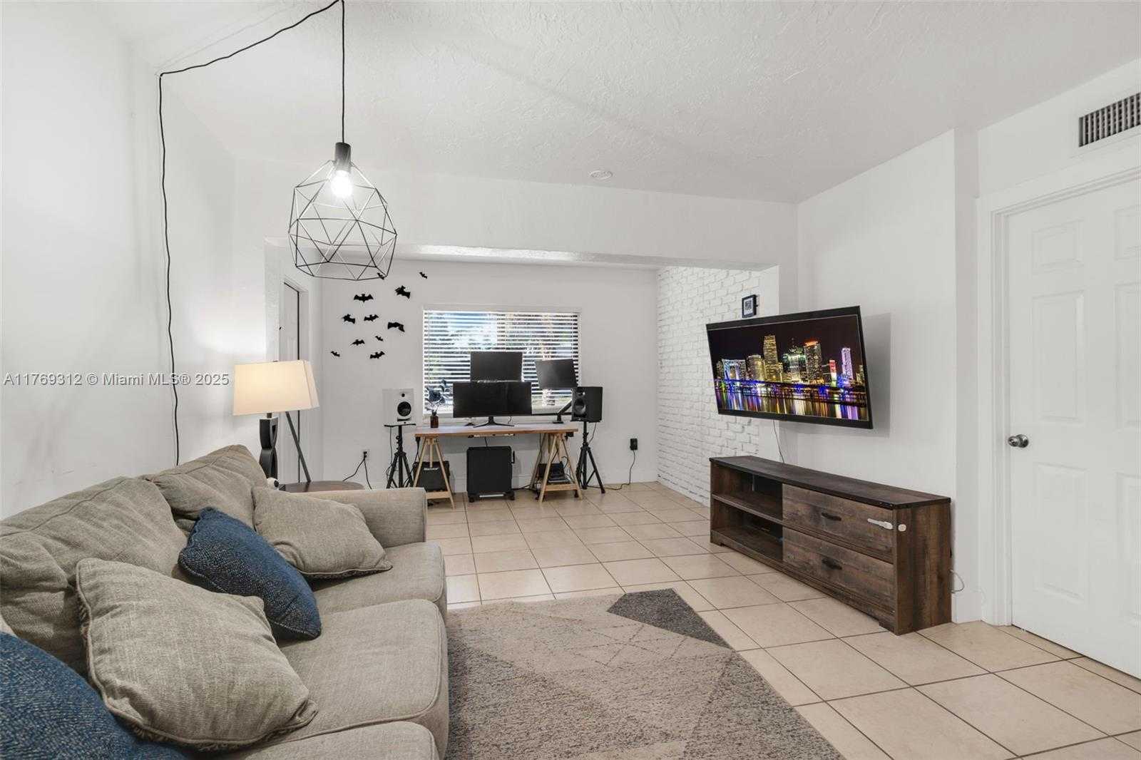 Small Image of 5844 GARFIELD ST, Hollywood Number 3