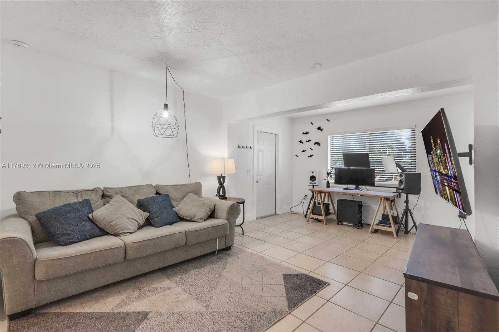 Small Image of 5844 GARFIELD ST, Hollywood Number 4