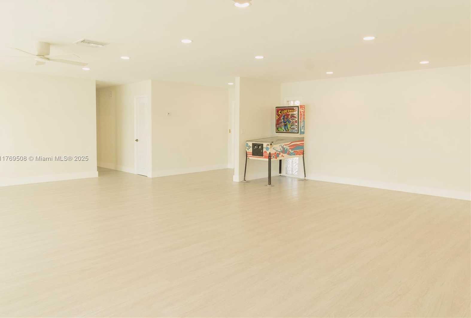 Small Image of 2255 NORTH EAST 207TH ST, Miami Number 4