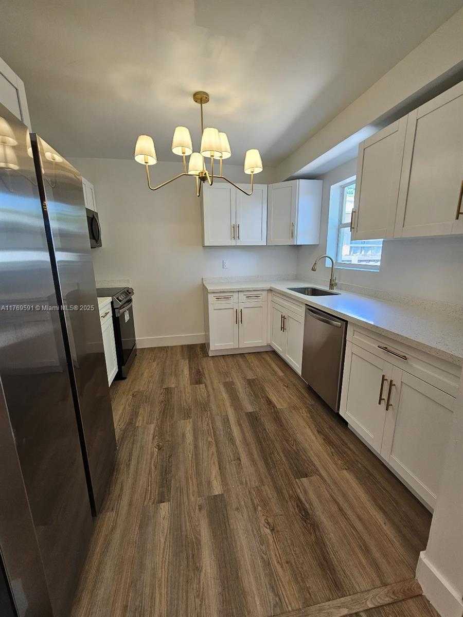 Small Image of 1915 NORMANDY DR, Miami Beach Number 13