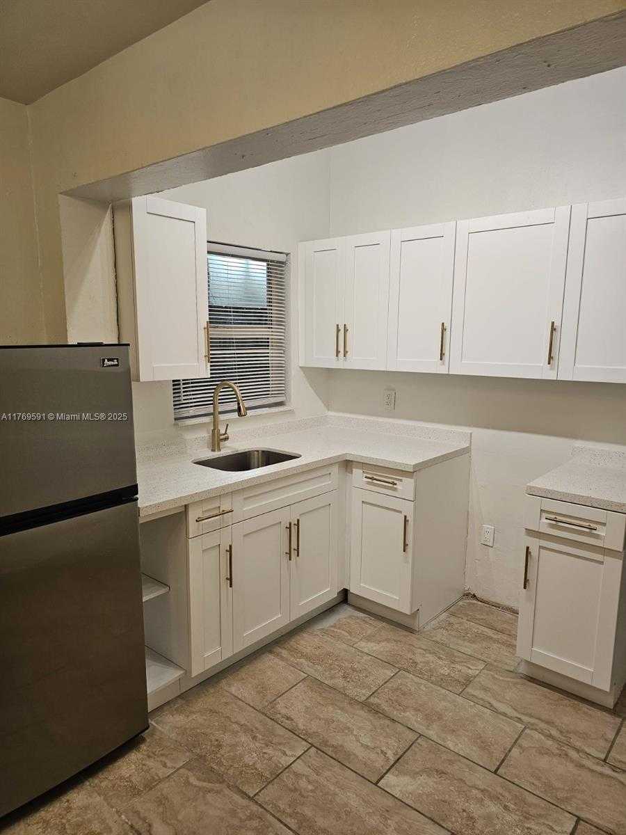 Small Image of 1915 NORMANDY DR, Miami Beach Number 14