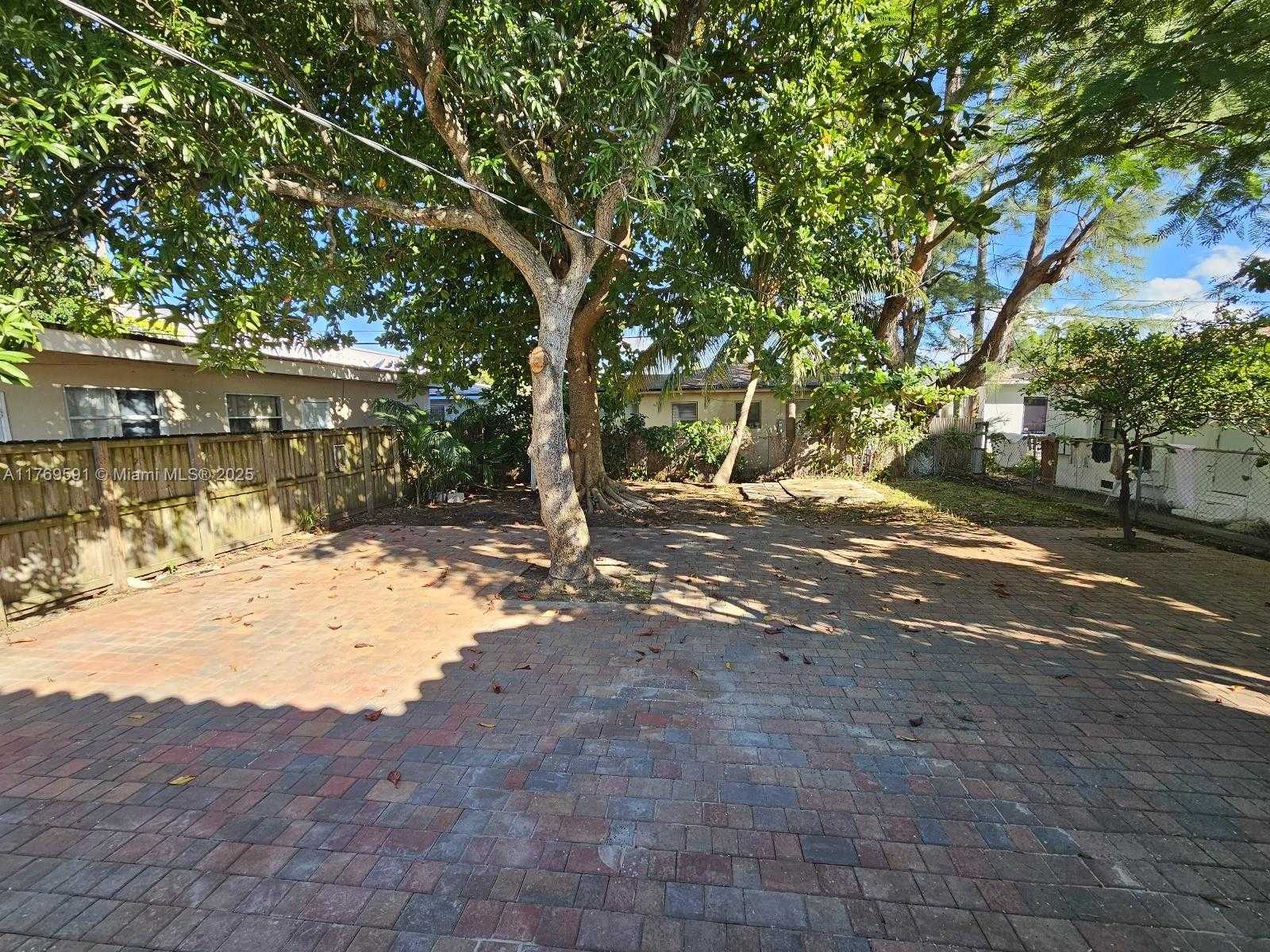Small Image of 1915 NORMANDY DR, Miami Beach Number 19