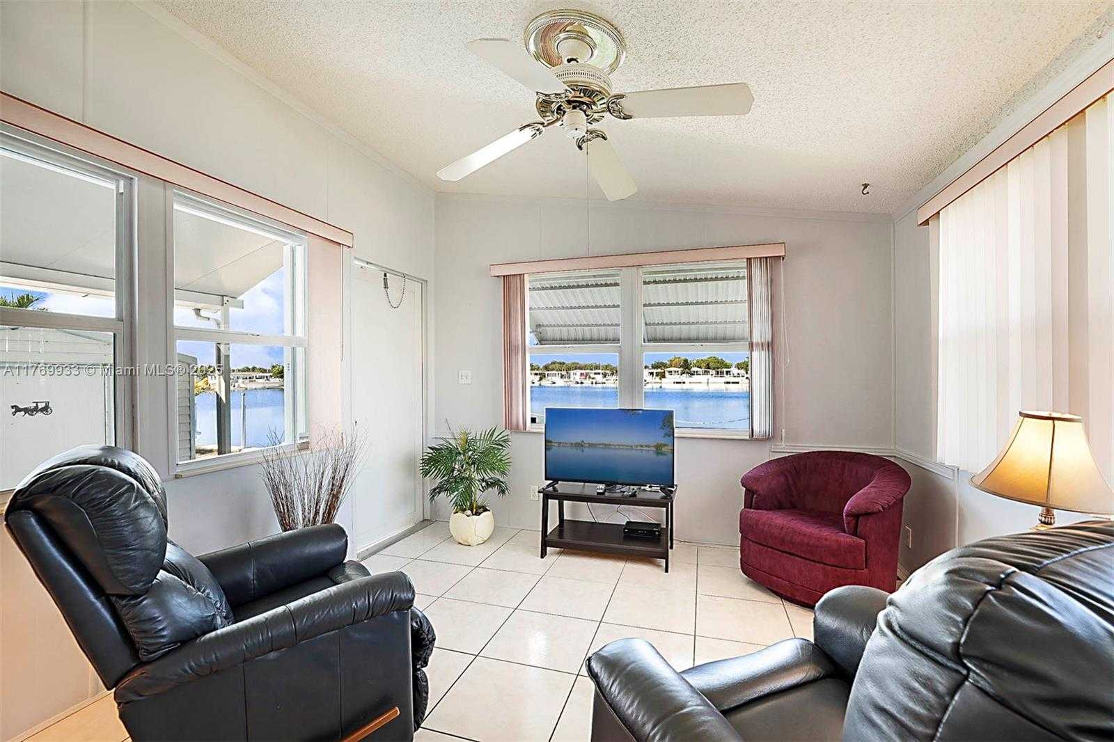 Small Image of 102 LAKE SHORE DR, Pembroke Park Number 10