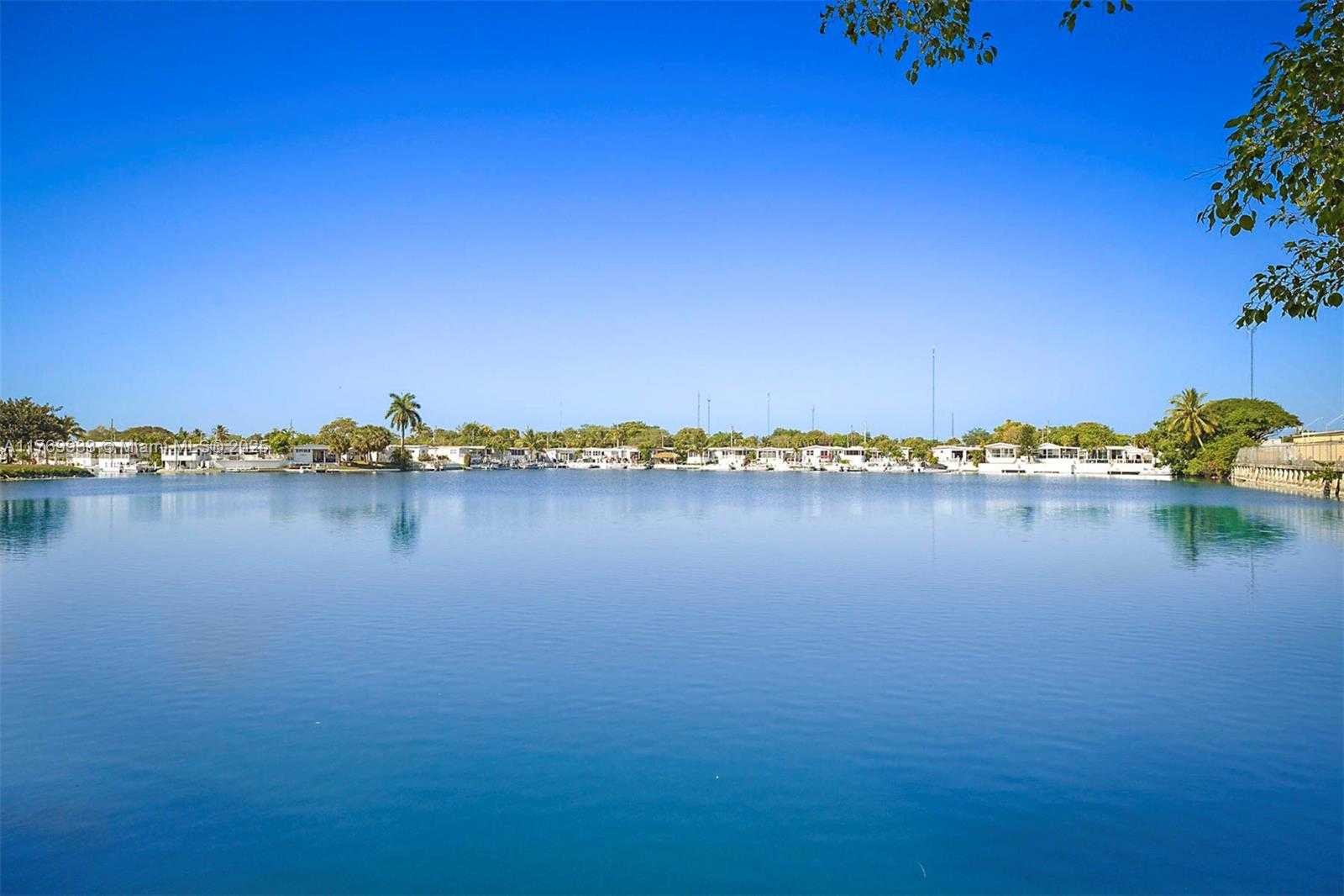 Small Image of 102 LAKE SHORE DR, Pembroke Park Number 11