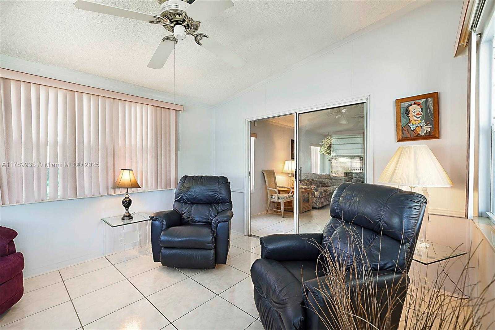 Small Image of 102 LAKE SHORE DR, Pembroke Park Number 12