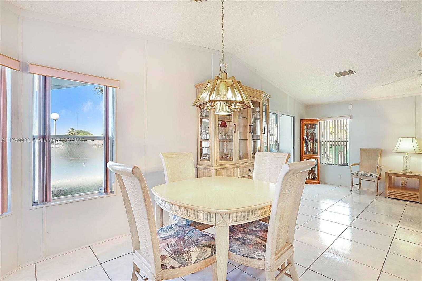 Small Image of 102 LAKE SHORE DR, Pembroke Park Number 14