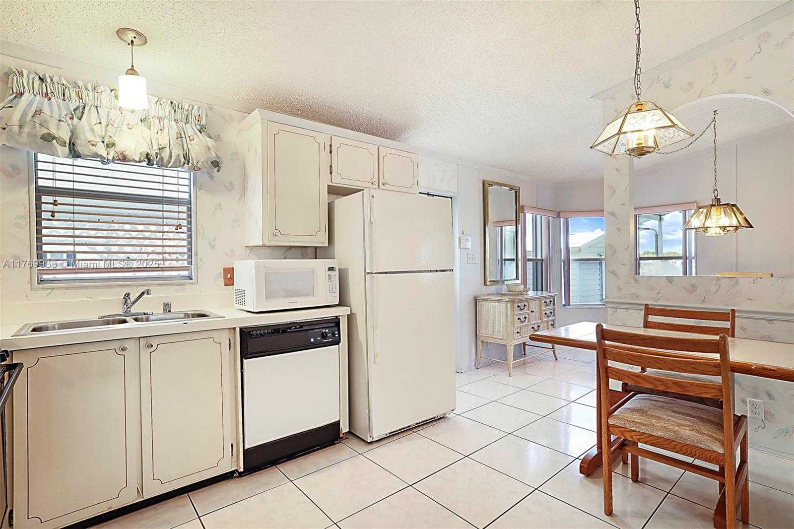 Small Image of 102 LAKE SHORE DR, Pembroke Park Number 15