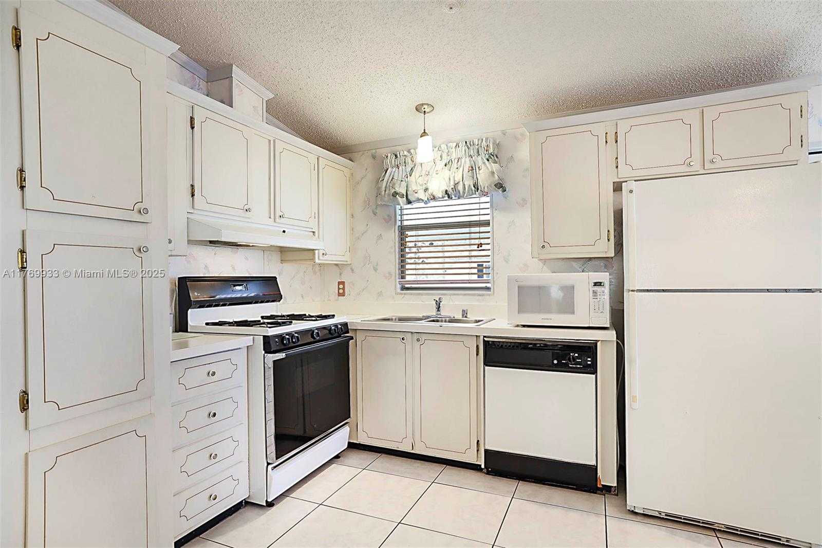 Small Image of 102 LAKE SHORE DR, Pembroke Park Number 16