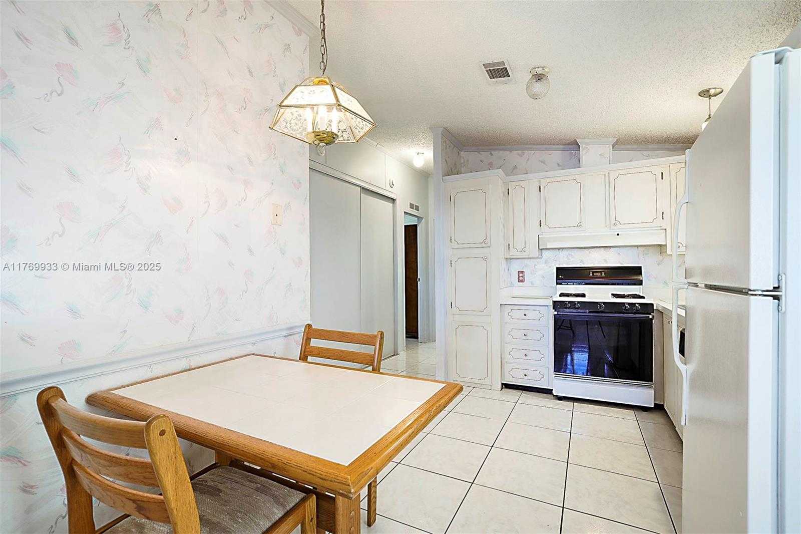Small Image of 102 LAKE SHORE DR, Pembroke Park Number 17